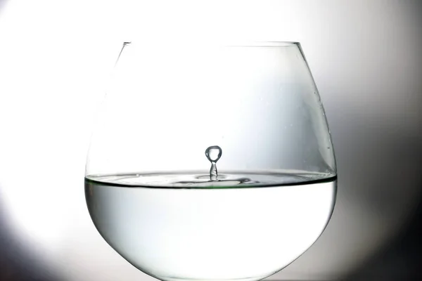 Water Droplet Drop Splash Collision Dripping Pillar Reflection Brandy Glass — Stock Photo, Image