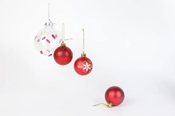 Weihnachten Roter Schmuck Dekoration Hängen Auf Weißem Hintergrund — Stockfoto