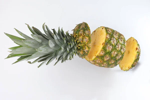 Ananas Ganze Raue Haut Scheibe Gehackt Fliegen Erhöht — Stockfoto