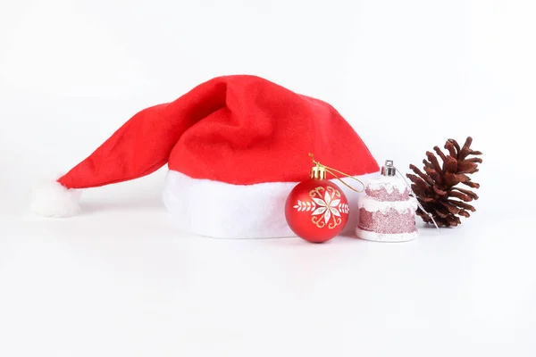 Beyaz Arka Planda Noel Şapkası Kırmızı Süs Dekorasyonu Stok Fotoğraf