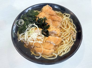 Tavuk pirzola yosunlu ramen çorbası kasede