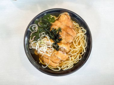 Tavuk pirzola yosunlu ramen çorbası kasede