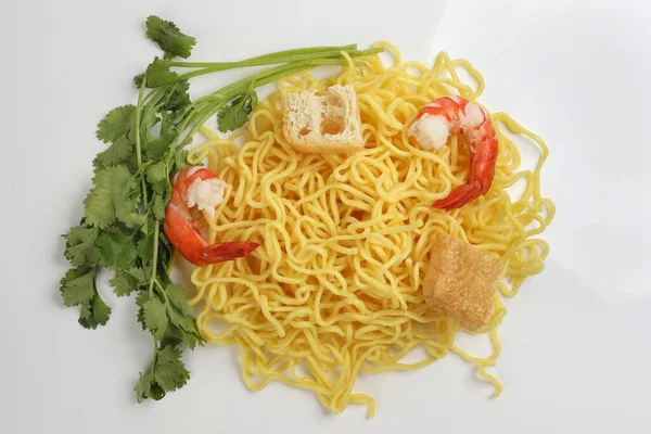 Čerstvé Žluté Vejce Nudle Krevety Tofu Koriandr List Bílém Pozadí — Stock fotografie