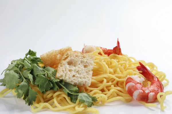 Čerstvé Žluté Vejce Nudle Krevety Tofu Koriandr List Bílém Pozadí — Stock fotografie