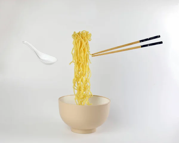 Κίτρινο Noodle Σούπα Αυξημένα Που Φέρουν Αιωρείται Μπολ Αέρα Κουτάλι — Φωτογραφία Αρχείου
