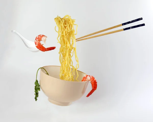 Gele Zeevruchten Garnaal Koriander Blad Noodle Soep Verhoogd Vliegen Zwevend — Stockfoto