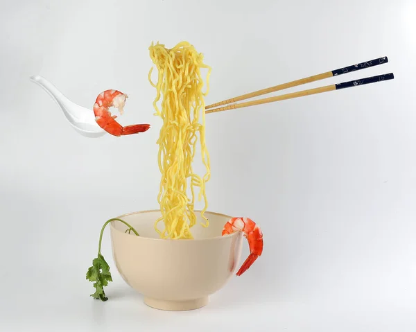 Gele Zeevruchten Garnaal Koriander Blad Noodle Soep Verhoogd Vliegen Zwevend — Stockfoto