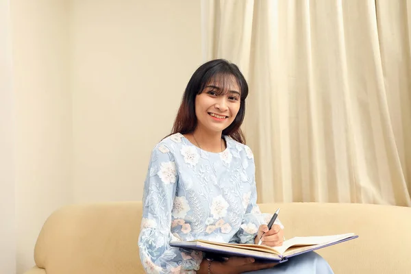 Joven Asiático Malayo Musulmán Mujer Usando Baju Kurung Vestido Casa —  Fotos de Stock