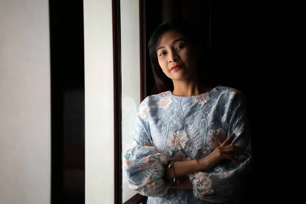 Νεαρή Ασιάτισσα Μαλαισιανή Γυναίκα Φορώντας Baju Kurung Φόρεμα Στο Σπίτι — Φωτογραφία Αρχείου