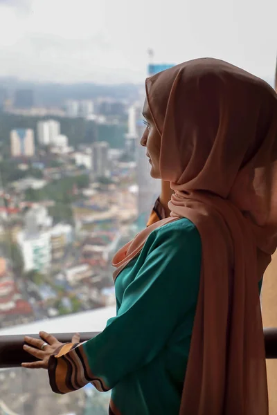 Молодая Азиатская Малайская Мусульманка Платке Баджу Курунг Платье Дома Переднем — стоковое фото