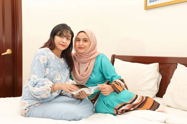 Dua Wanita Muda Muslim Asia Melayu Mengenakan Gaun Baju Baju — Stok Foto