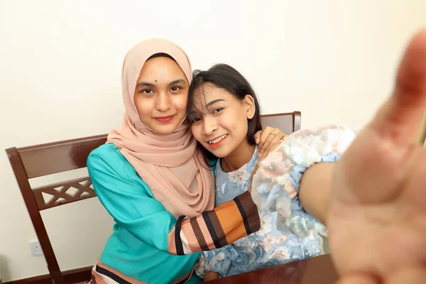 Dua Wanita Muda Muslim Asia Melayu Mengenakan Jilbab Kantor Siswa — Stok Foto