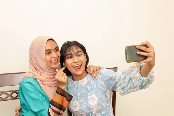 Dua Wanita Muda Muslim Asia Melayu Mengenakan Jilbab Kantor Siswa — Stok Foto