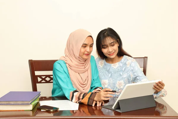 Dua Wanita Muda Muslim Asia Melayu Mengenakan Jilbab Rumah Mahasiswa — Stok Foto