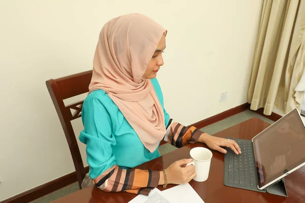 Молодая Азиатская Малайская Мусульманка Носящая Головной Платок Домашнем Офисе Студент — стоковое фото