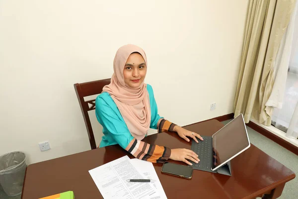 Muda Asia Melayu Muslim Wanita Mengenakan Jilbab Kantor Rumah Mahasiswa — Stok Foto