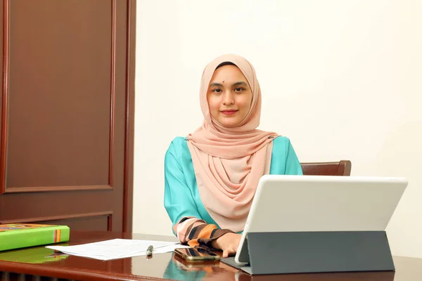 Jeune Asiatique Malais Musulman Femme Port Foulard Domicile Bureau Étudiant — Photo