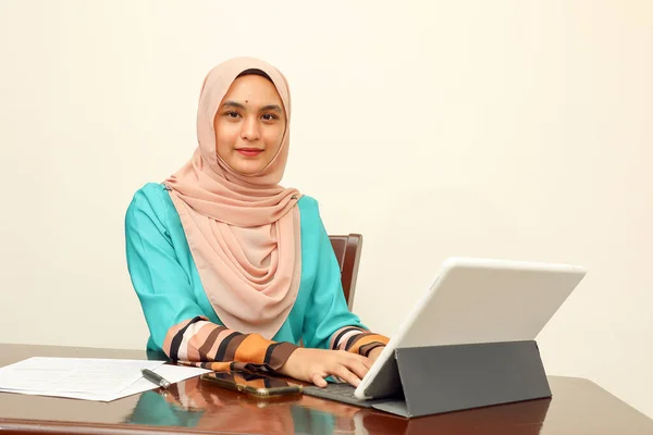 Joven Asiático Malayo Musulmán Mujer Usando Pañuelo Casa Oficina Estudiante —  Fotos de Stock