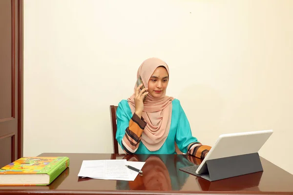 Muda Asia Melayu Muslim Wanita Mengenakan Jilbab Kantor Rumah Mahasiswa — Stok Foto