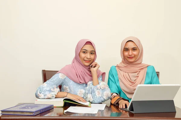 Двое Молодых Азиатских Малайских Мусульманских Женщин Одетых Головной Платок Домашнем — стоковое фото