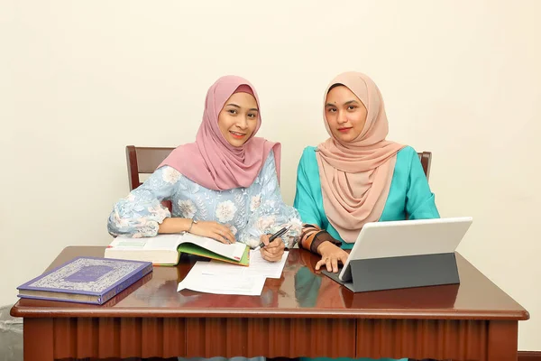 Deux Jeunes Asiatiques Malais Musulman Femme Portant Foulard Maison Bureau — Photo