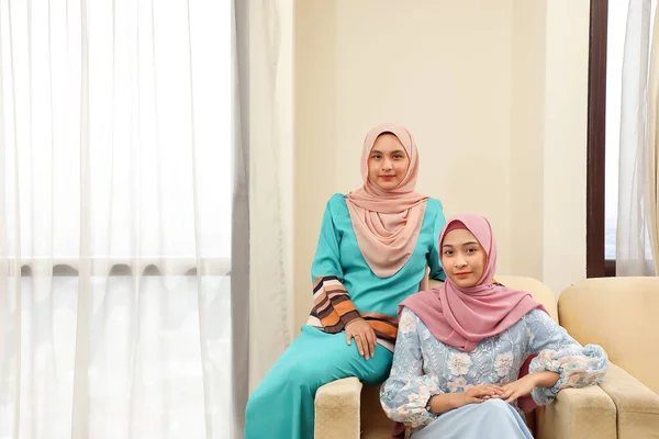 Dua Wanita Melayu Muda Muslim Asia Mengenakan Jilbab Kantor Rumah — Stok Foto