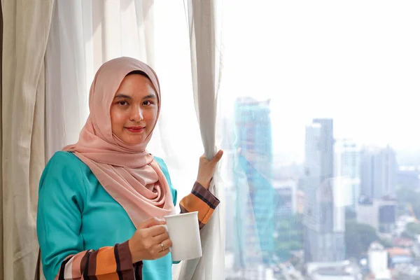 Joven Asiático Malayo Musulmán Mujer Usando Pañuelo Casa Oficina Estudiante —  Fotos de Stock