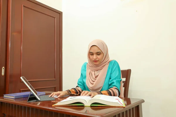 Joven Asiático Malayo Musulmán Mujer Usando Pañuelo Casa Oficina Estudiante —  Fotos de Stock