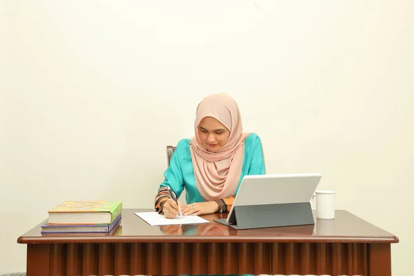 Jeune Asiatique Malais Musulman Femme Portant Foulard Maison Bureau Étudiant — Photo