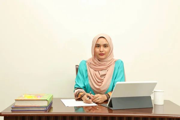 Jeune Asiatique Malais Musulman Femme Portant Foulard Maison Bureau Étudiant — Photo