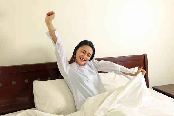 Wanita Melayu Modern Yang Cantik Duduk Tempat Tidur Dan Belajar — Stok Foto