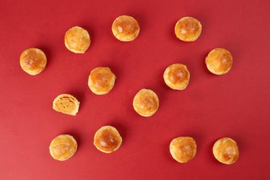 Tambun bisküvileri küçük Tau Sar Pneah ünlü Bukit Tambun Penang lezzetleri kırmızı arka planda