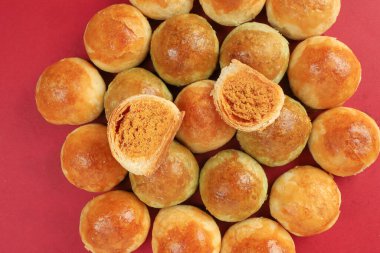 Tambun bisküvileri küçük Tau Sar Pneah ünlü Bukit Tambun Penang lezzetleri kırmızı arka planda