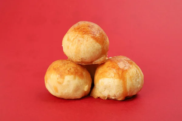 塔本饼干小陶萨尔皮尼亚红背景著名的Bukit塔本槟榔味 — 图库照片