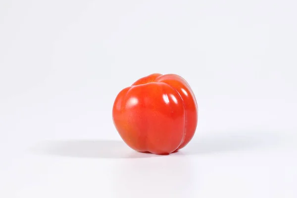 新鲜成熟的小红番茄 白色底色 — 图库照片