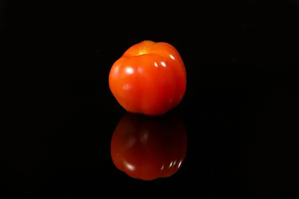 Fresco Maturo Piccolo Pomodoro Rosso Lucido Sfondo Nero — Foto Stock