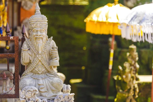 Estatua tradicional de Dios balinés de cerca, templo de Bali —  Fotos de Stock