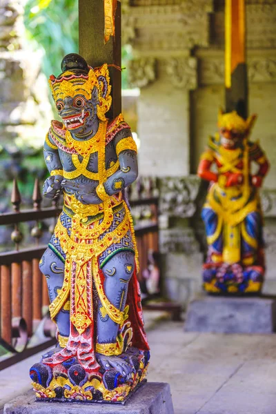 Estatua tradicional de Dios balinés de cerca, templo de Bali — Foto de Stock