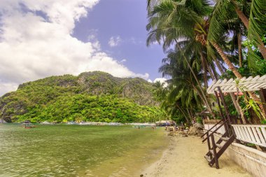 Ahşap ev sahilde, okyanusa rustik çit bakın. Tropik ada bir yaşam tarzı. Bir filipino köyden deniz manzarası. Deniz kapıya. Deniz hayat El Nido, Filipinler