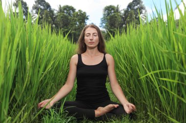 Genç kadın lüks yoga merkezine Asya sırasında pratik yoga, 