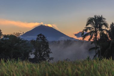 Fantastik gündoğumu volkan Agung ve ormanlar ile pirinç terasları Bali harika manzaralı. serisi seyahatleri.