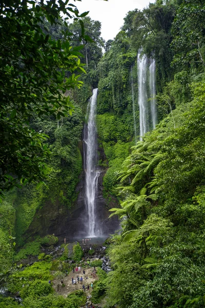 Escondido em selvas bela cachoeira Sekumpul em Bali, Indonésia — Fotografia de Stock