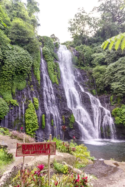 Cascata de cachoeira na selva em floresta tropical com rocha e lagoa azul-turquesa. Seu nome Banyumala porque sua cachoeira gêmea na encosta da montanha — Fotografia de Stock