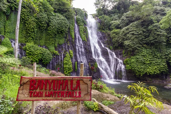 丛林瀑布在热带雨林中有岩石和蓝绿色的池塘。它的名字 Banyumala 因为它的孪生瀑布在山倾斜 — 图库照片