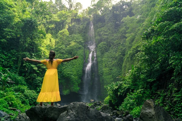 印度尼西亚巴厘岛丛林中的 Sekumpul 瀑布黄色礼服妇女 — 图库照片