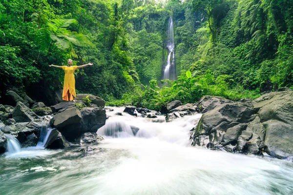 印度尼西亚巴厘岛丛林中的 Sekumpul 瀑布黄色礼服妇女 — 图库照片
