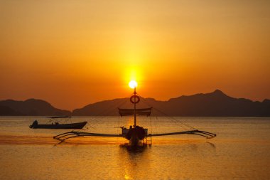 El Nido günbatımı ışıklar defne, geleneksel filippino tekneler. Palawan Adası, Filipinler