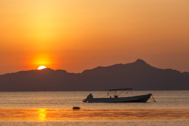 El Nido günbatımı ışıklar defne, geleneksel filippino tekneler. Palawan Adası, Filipinler