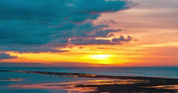 海の波は水夏の日の日の出です。オーシャン ビーチ、タイムラプスではねかける水波を閉じる — ストック動画