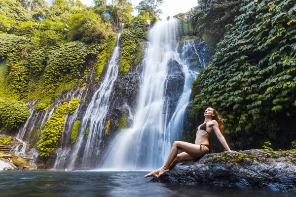 年轻性感的女人看着瀑布 Banyumala 在丛林中 生态旅游概念形象旅游女孩 巴厘岛 印度尼西亚 — 图库照片